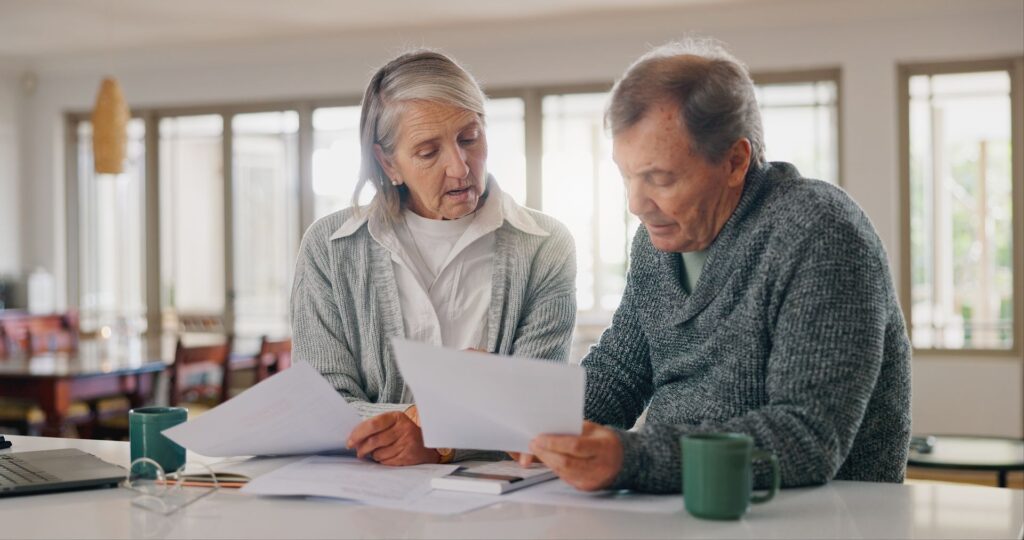 seniors remplissant un dossier d'admission en ehpad