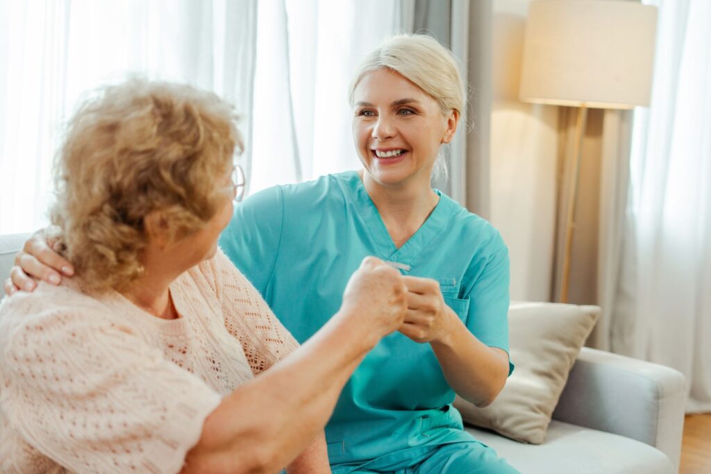 senior découvrant le fonctionnement du dossier médical partagé