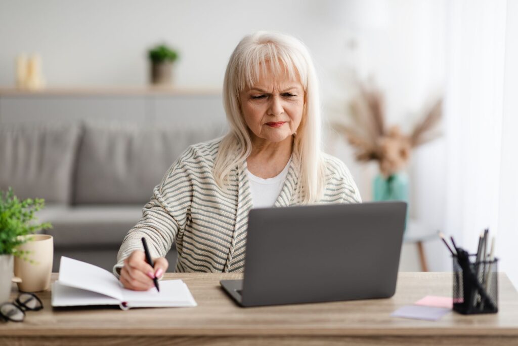 senior se méfiant d'une arnaque à l'assurance maladie