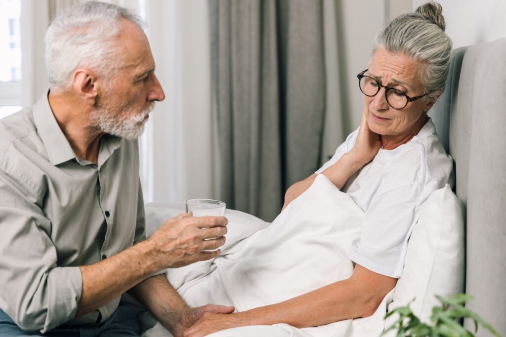 senior faisant de l'anémie et se sentant fatiguée