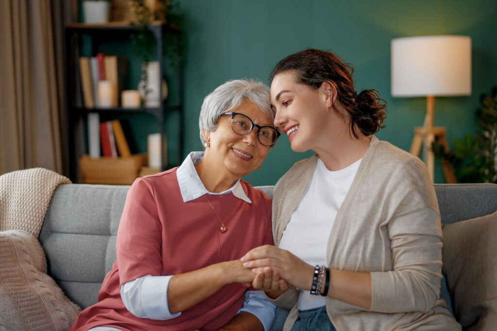 aidant prenant des nouvelles de son parent senior