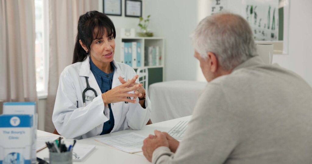 senior atteint de Parkinson discutant de son traitement avec son médecin