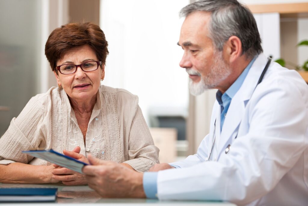 médecin de l'EHPAD suivant le protocole en cas d'urgence médicale