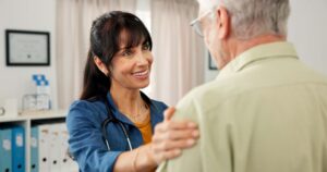 Sortie d’hôpital d’une personne âgée : que faire quand aucune solution n’est prête ?