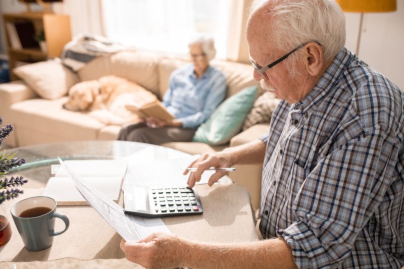 Senior calculant son budget et les aides qu'il peut obtenir avec une petite pension