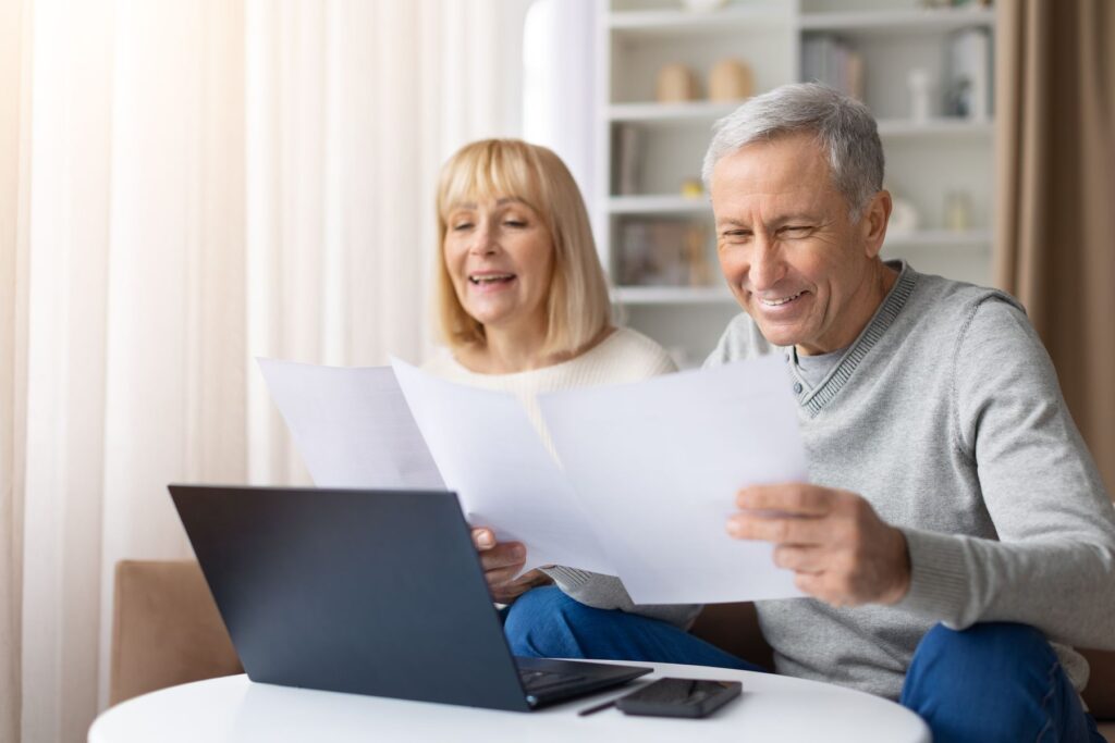 seniors découvrant que l'abattement de 10% est maintenu