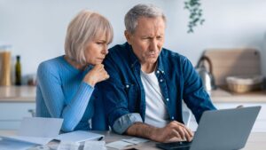 Agirc-Arrco : ce que le gel du point depuis novembre 2024 change concrètement pour le budget EHPAD des familles