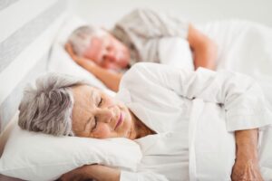Alzheimer : pourquoi ces réveils nocturnes inquiètent les médecins ?