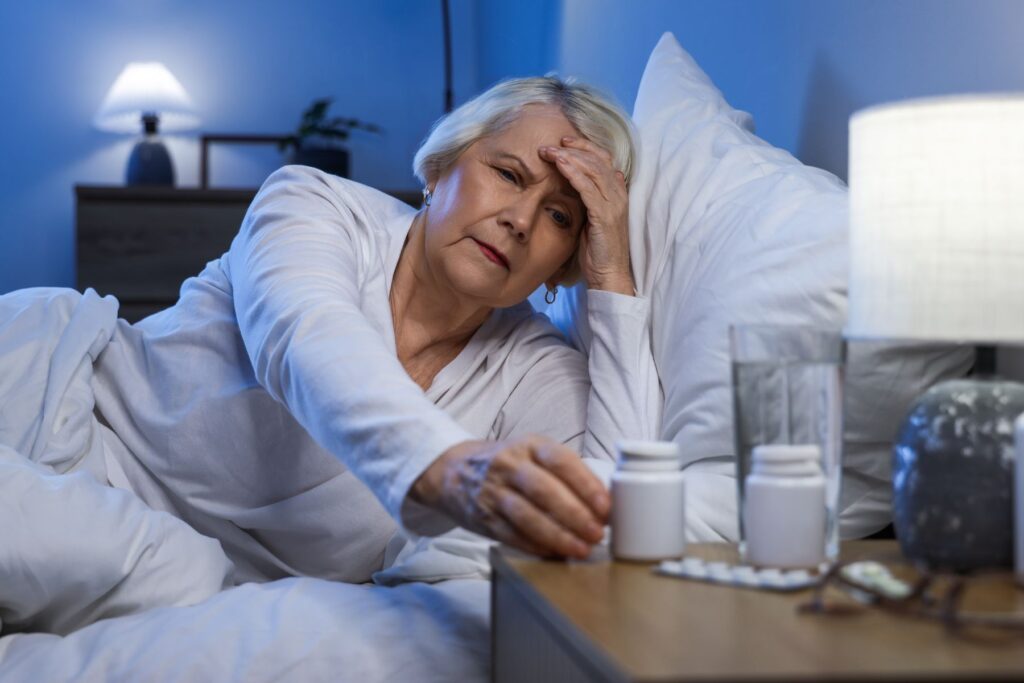 senior Alzheimer qui oublie de prendre ses traitements