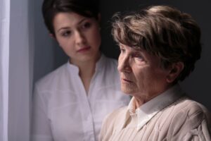 Alzheimer : quand le parent ne reconnaît plus sa maison, comment savoir qu'il est temps d'envisager un EHPAD