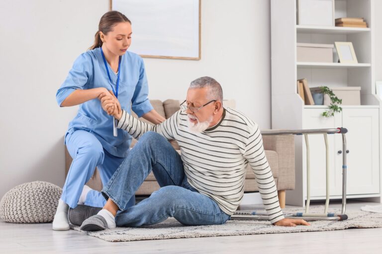 Chutes des seniors à domicile quel est votre niveau de risque Les 6 points de vigilance et le test pour évaluer votre situation gratuitement