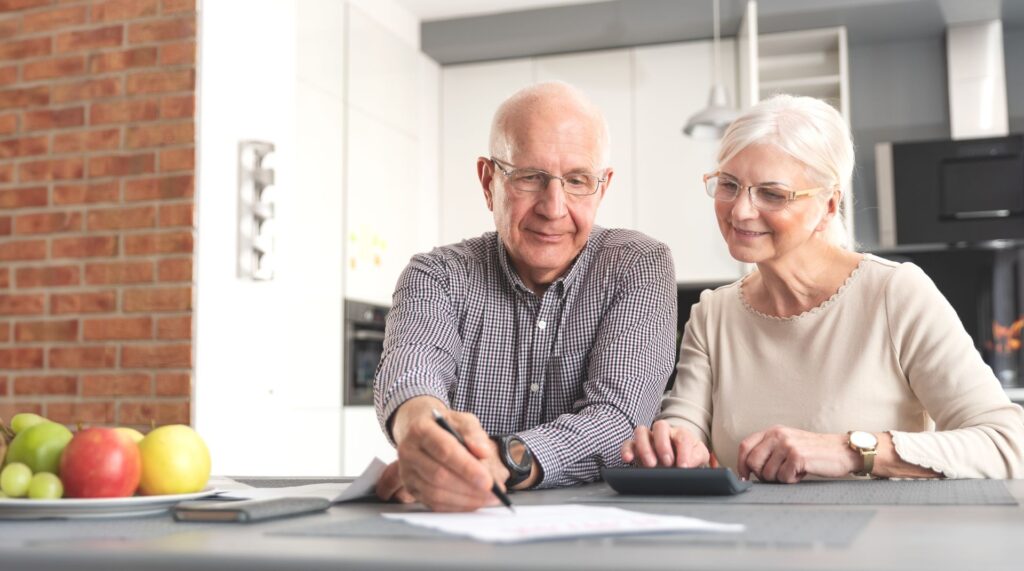 seniors bénéficiant du crédit impot ehpad et faisant leur déclaration d'impot