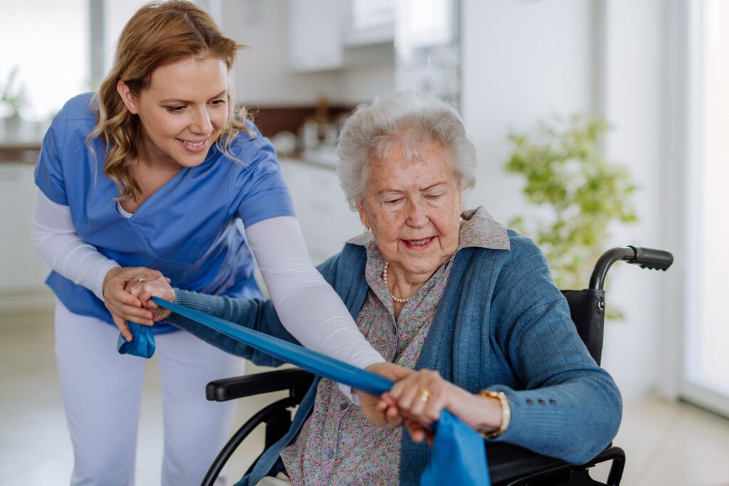 senior avec une kinésithérapeute en ehpad