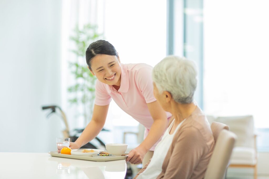 senior prenant un repas adapté en EHPAD