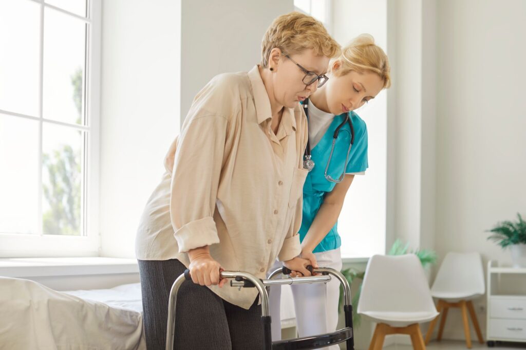 personnel de l'ehpad formé aux tremblements de la maladie de parkinson