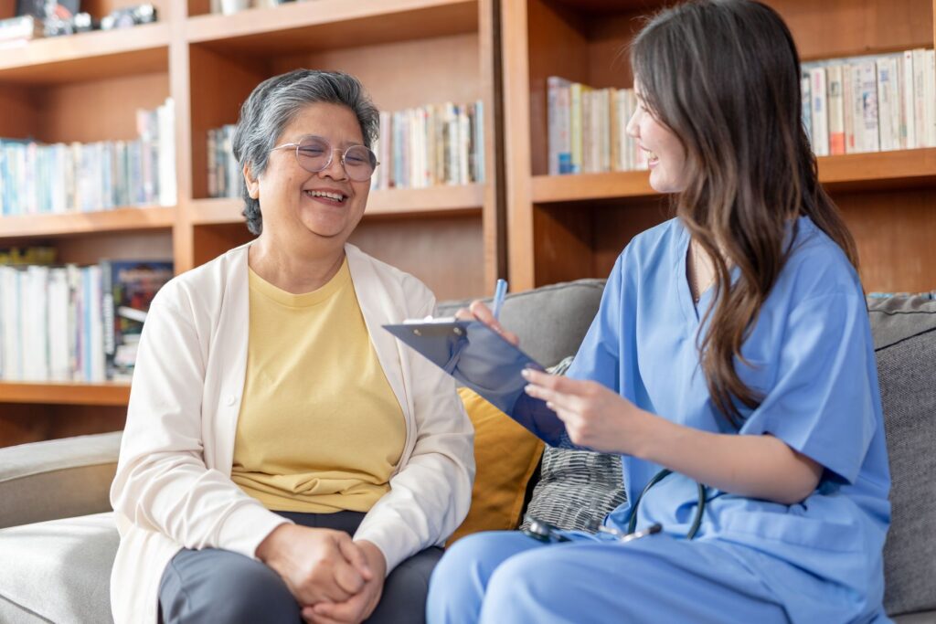 senior avec une aide à domicile en résidence senior
