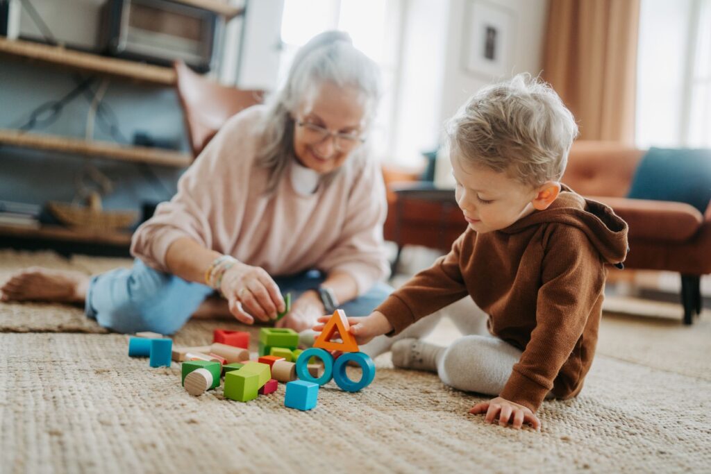 atelier avec un senior de l'ehpad et un enfant de la micro-crèche