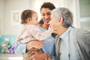 EHPAD avec crèche intégrée : les 5 établissements pionniers en France en 2026
