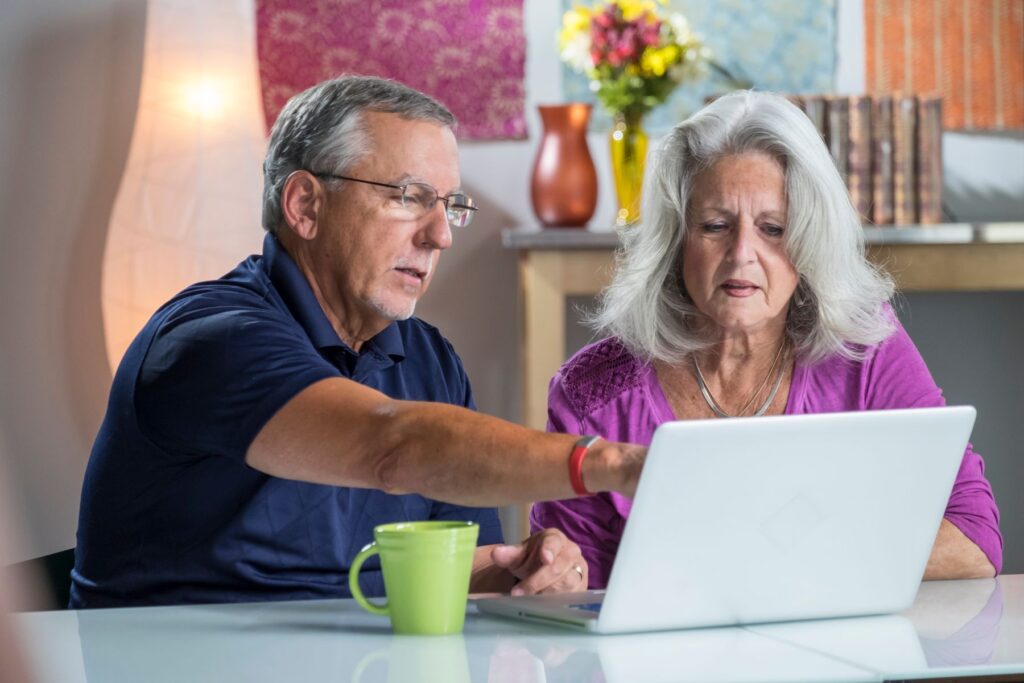 seniors calculant leur reste à charge en ehpad