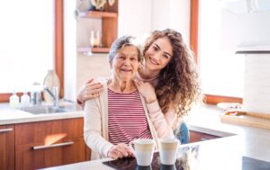 Exonération aide à domicile à 80 ans : la hausse démarre en juillet, sans effet rétroactif