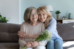Fête des mères 2026 : 7 cadeaux utiles quand maman est en perte d'autonomie (testés par des ergothérapeutes)