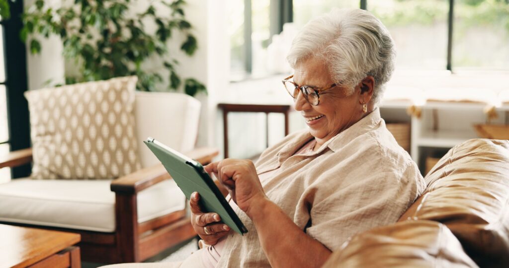 senior avec une tablette simplifiée