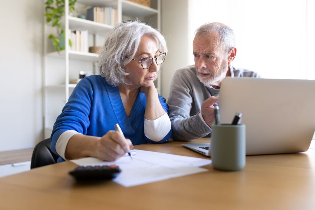 seniors découvrant les raisons du gel de la pension argirc arrco