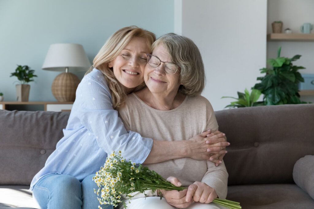 senior Alzheimer qui est dans le déni et qui refuse l'aide de ses proches