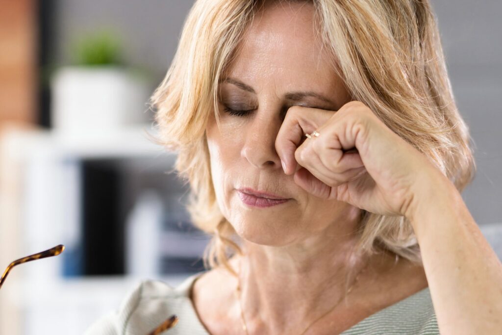 senior Parkinson qui a des mouvements ralentis et des tremblements à la main