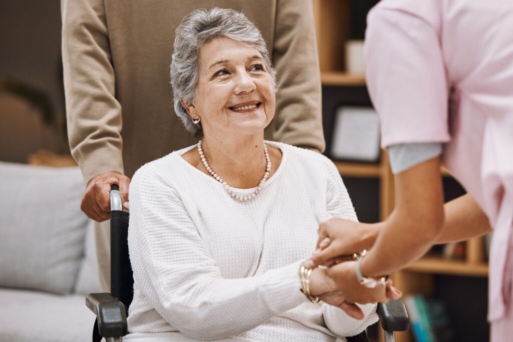 senior Parkinson qui entre en ehpad pour une prise en charge adaptée