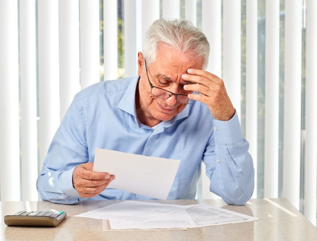 senior utilisant le nouveau formulaire pour sa demande de pension de réversion