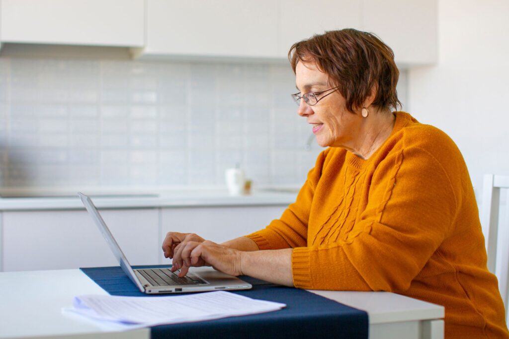 senior découvrant la composition du tarif hébergement en ehpad