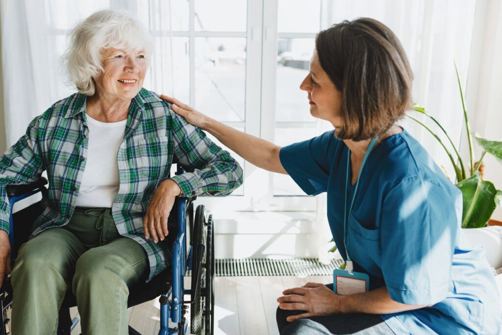 senior en perte d'autonomie modérée en résidence services