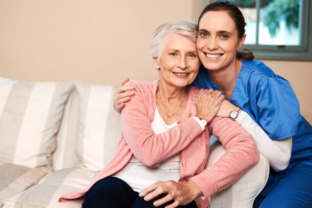 senior en résidence senior avec une aide à domicile