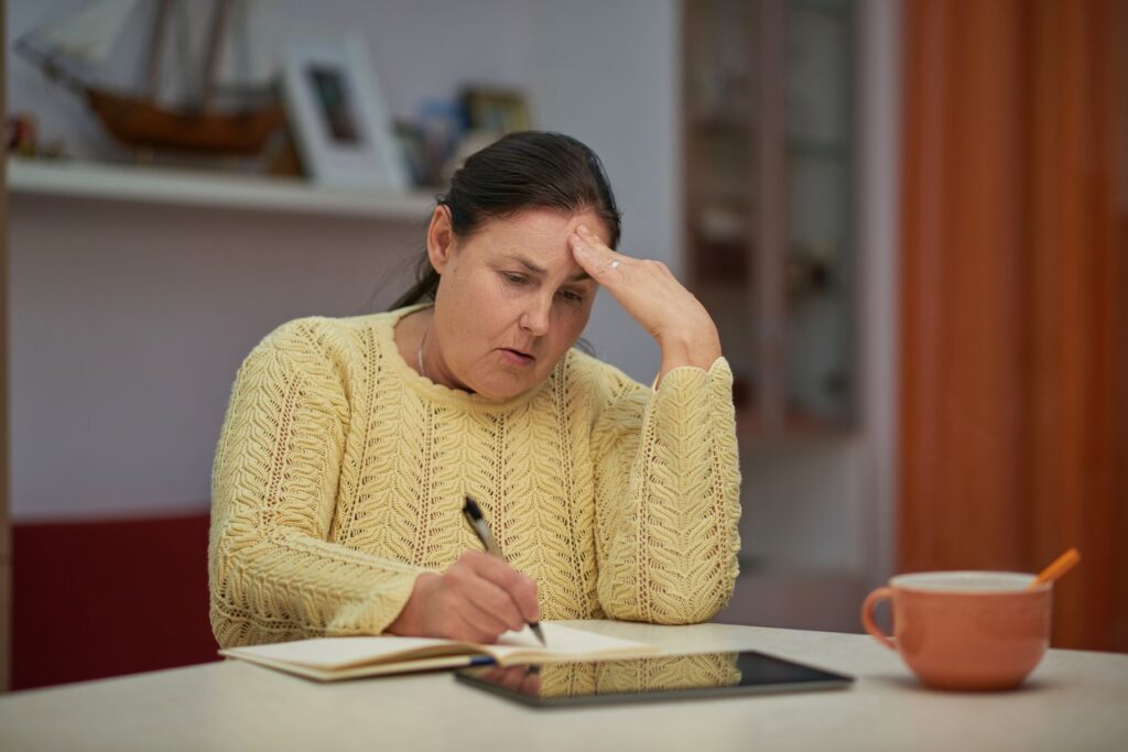 senior découvrant les aides disponibles en résidence services