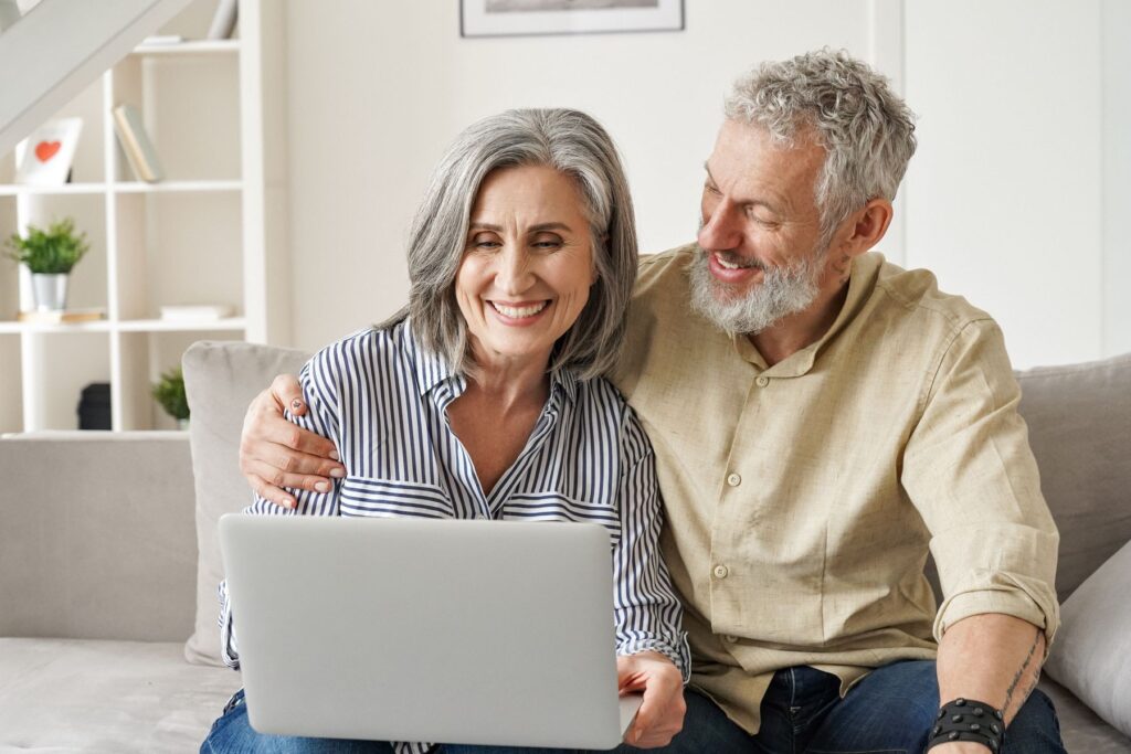 seniors calculant le reste à charge en ehpad avec le simulateur cap retraite