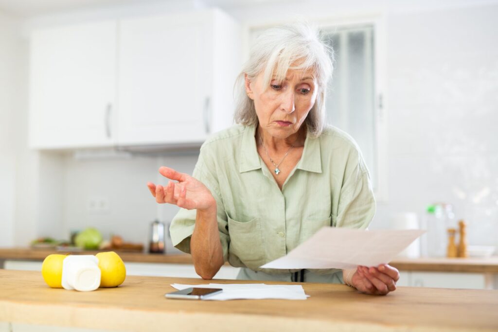 senior comparant les prestations en ehpad