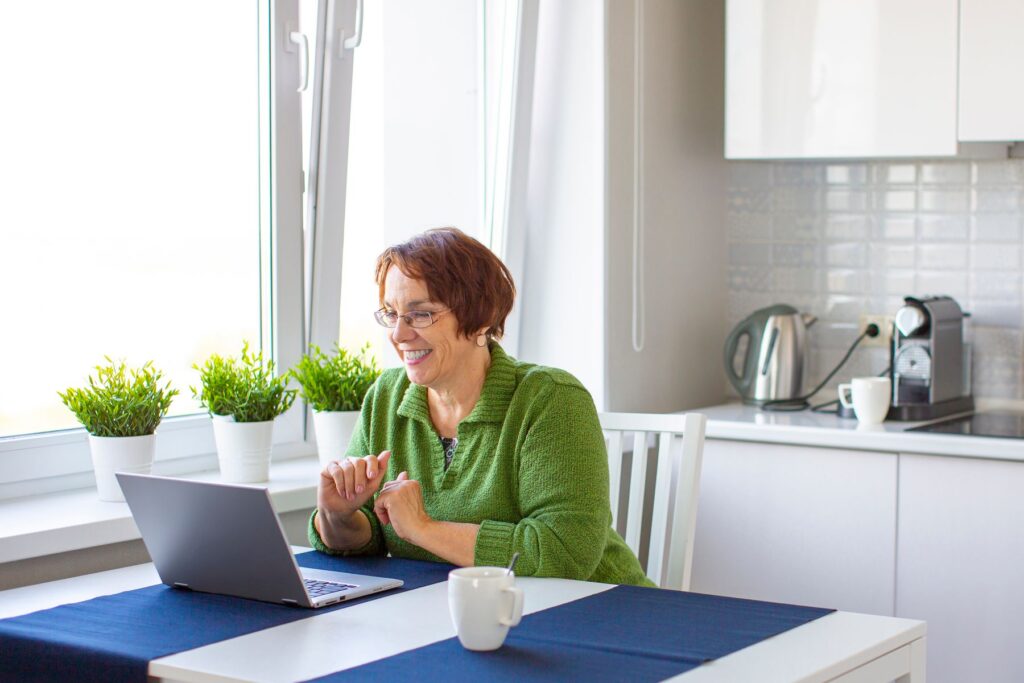 senior se connectant sur son espace viatrajectoire