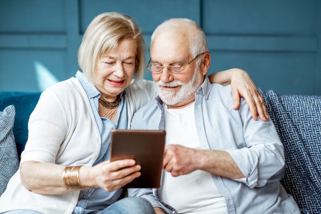 seniors utilisant l'annuaire d'ehpad viatrajectoire