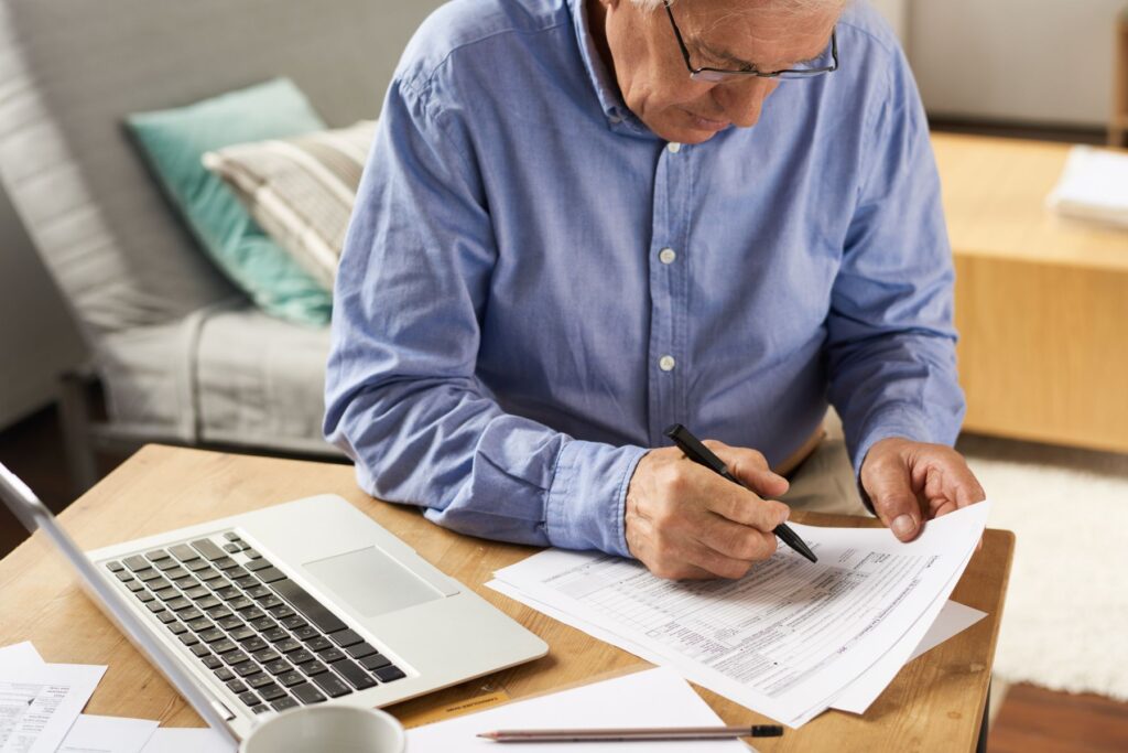 senior demandant une aide pour un village senior