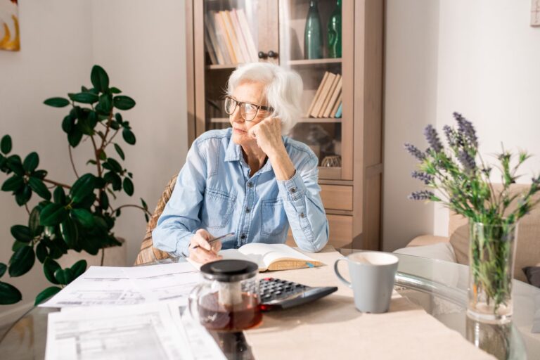Village senior en 2026 le vrai coût mensuel tout compris (charges, services, fiscalité)