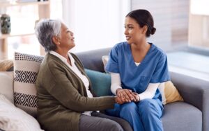 Votre proche a un cancer en EHPAD : qui s’occupe de quoi entre l’établissement et l’hôpital ?
