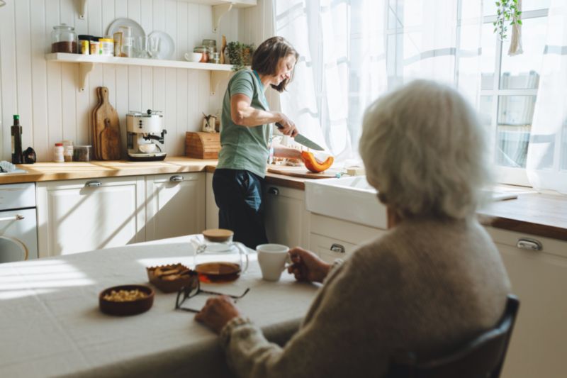 Aide à domicile chez une personne âgée atteinte de la maladie d'Alzheimer