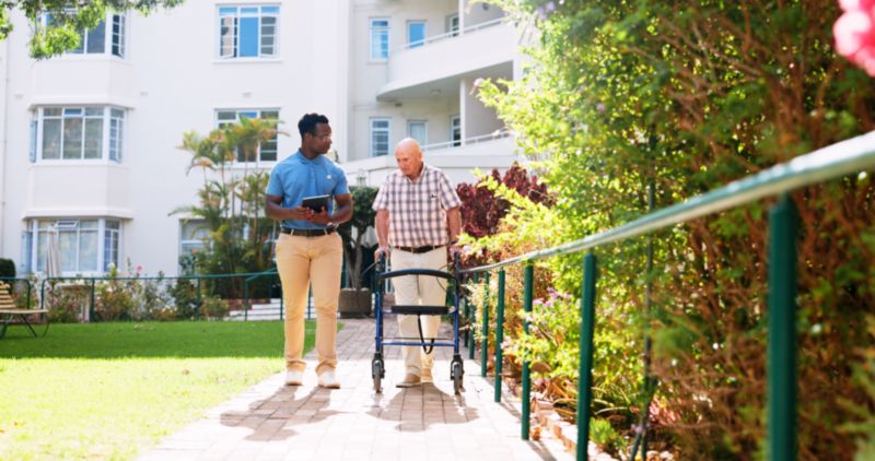 Senior et kiné dans le parc de la maison de retraite : le jardin, un critère de choix d'un EHPAD agréable