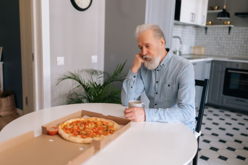 Senior assis à table isolé et sans appétit : des signes de difficultés au quotidien ?