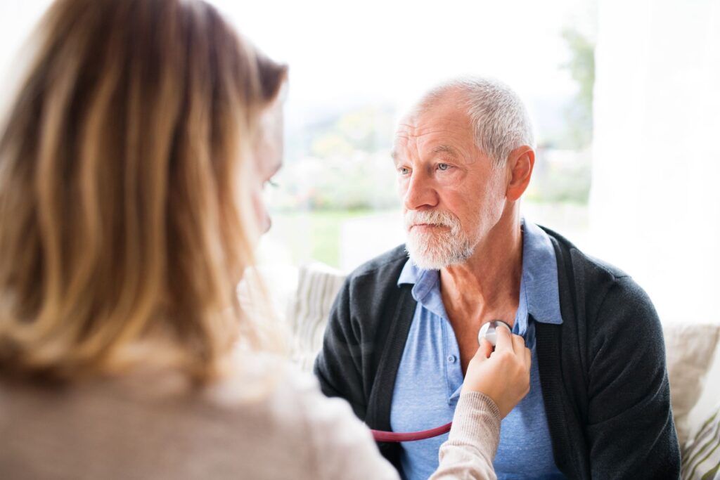 senior faisant une évaluation de ses troubles cognitifs en ehpad alzheimer