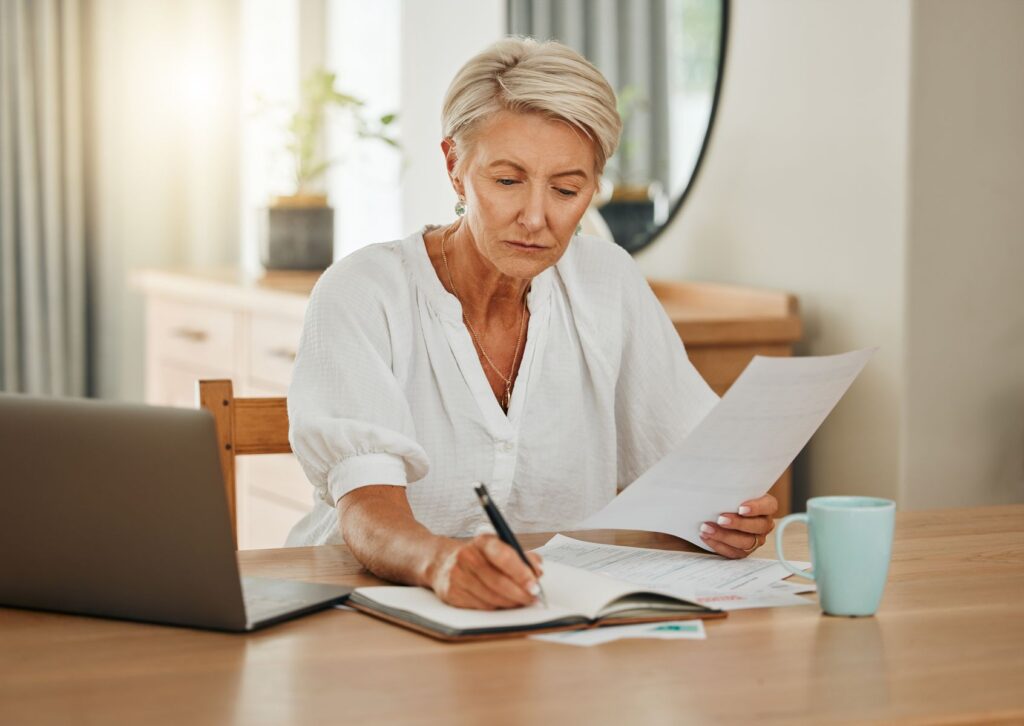 senior vérifiant son avis d'imposition