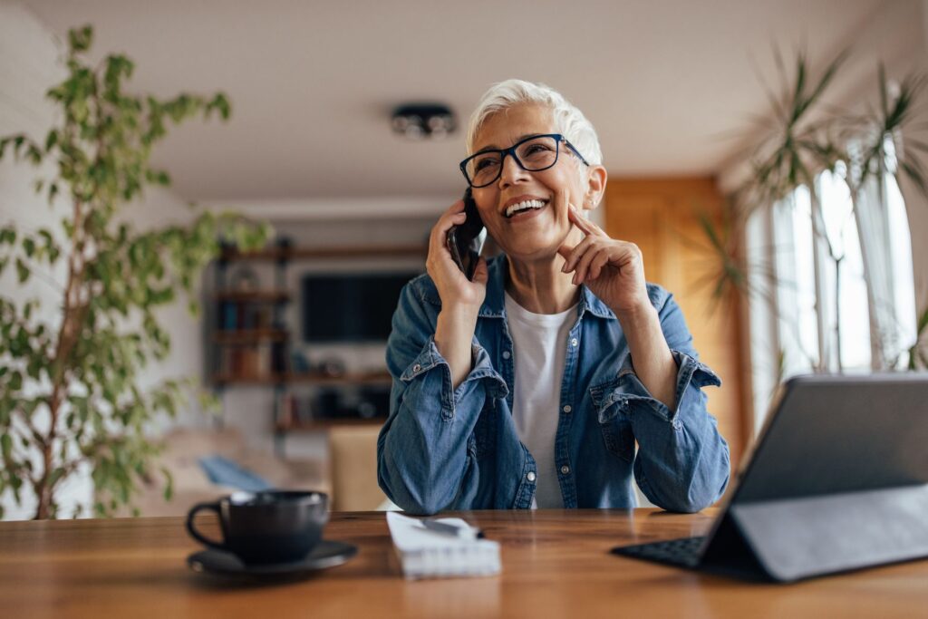 senior appelant un EHPAD pour obtenir des informations