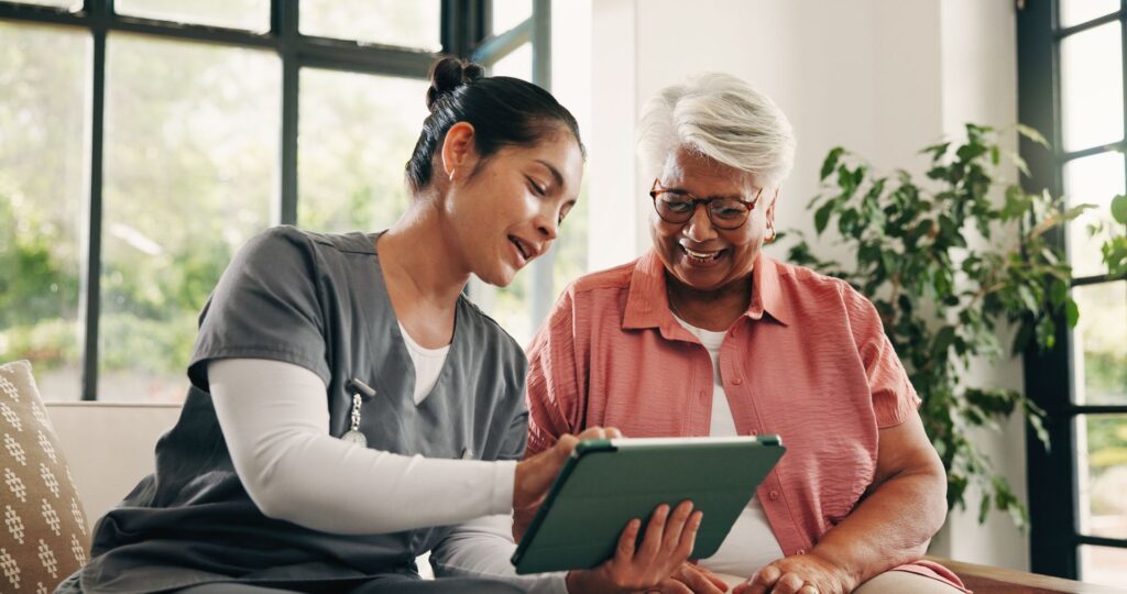 senior découvrnt le programme des animations en ehpad