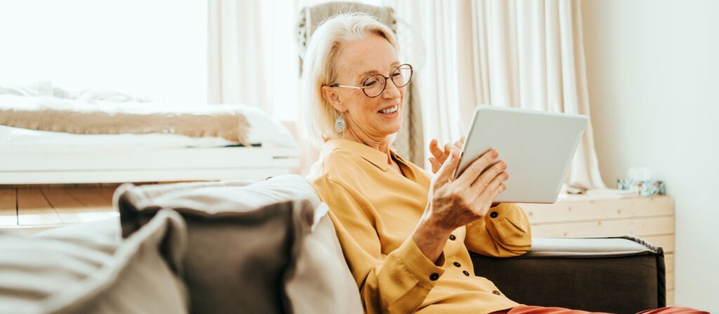 senior comparant les tarifs des ehpad dans le grand-est
